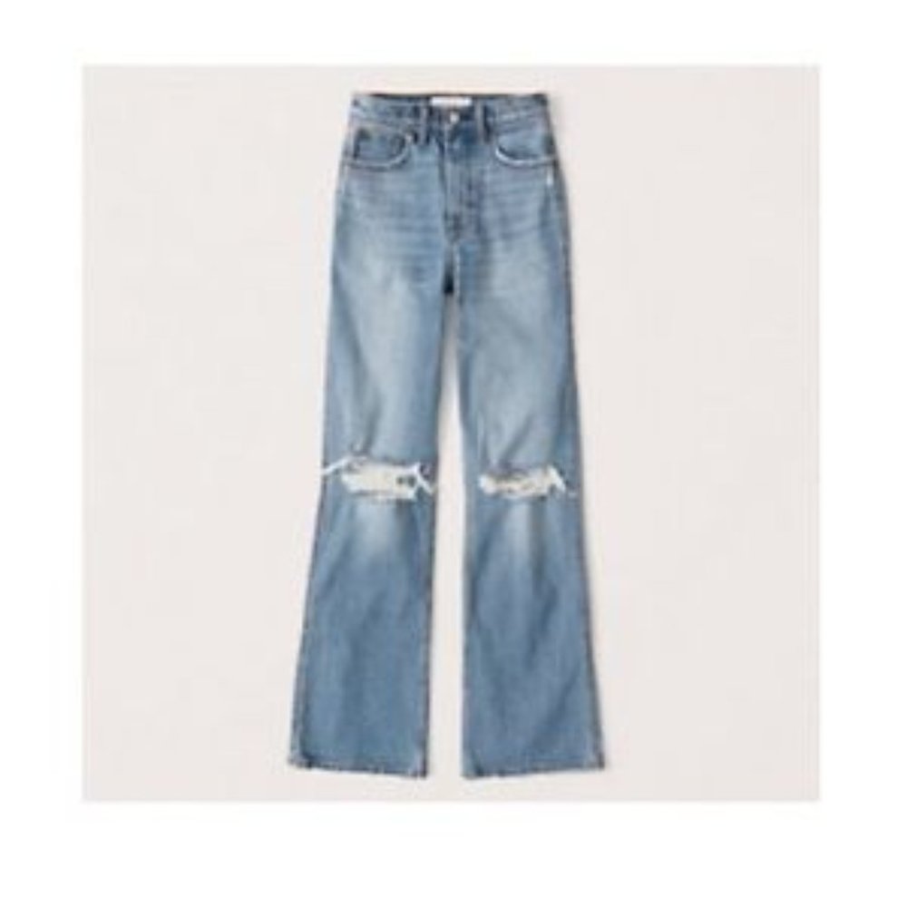 Abercombie 90s Relaxed Denim w/ rips. 27S or 4S
